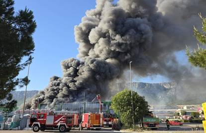 FOTO Požar u Kaštel Sućurcu još nisu proglasili ugašenim, rade na sanaciji. Šteta će biti velika?