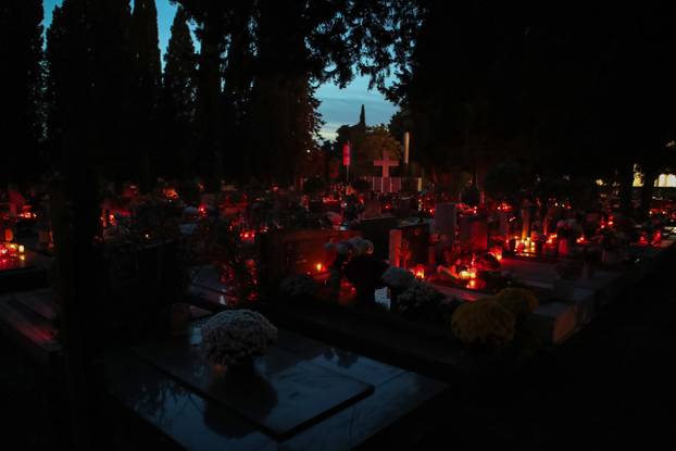 Zadar: Večernji pogled na Gradsko groblje na blagdan Svih svetih