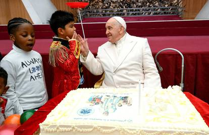 Papa Franjo slavi 87. rođendan: Bole ga koljena, hoda na štapu, ali je i dalje neumoran u misiji