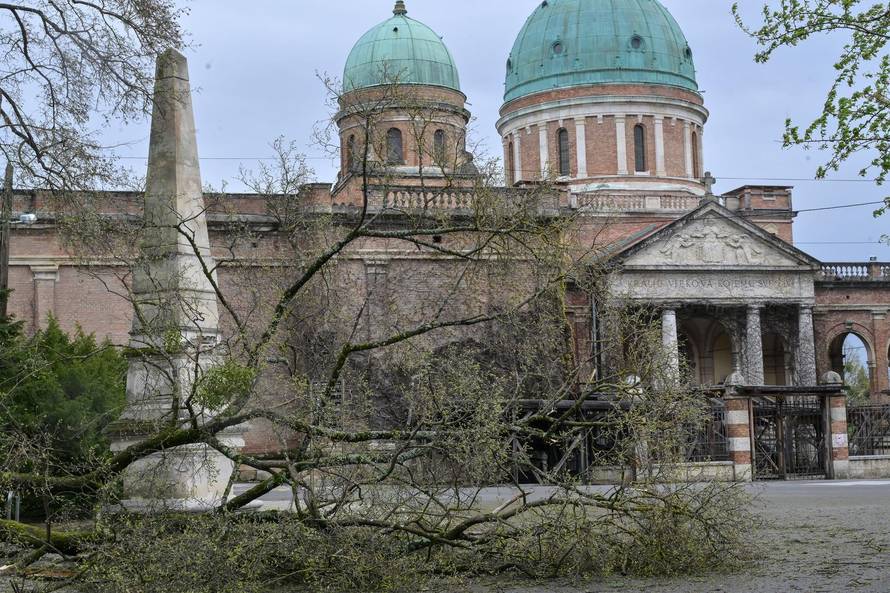 Zagreb: U nevremenu teško oštećeno gradsko groblje Mirogoj