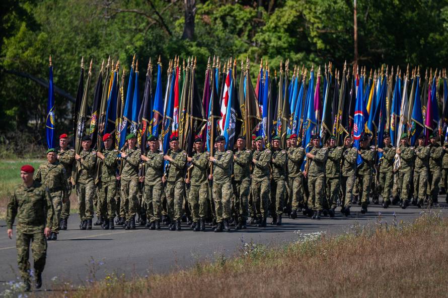 Velika Gorica: Uvježbavanje pješačkih postroja Hrvatske vojske za svečani vojni mimohod