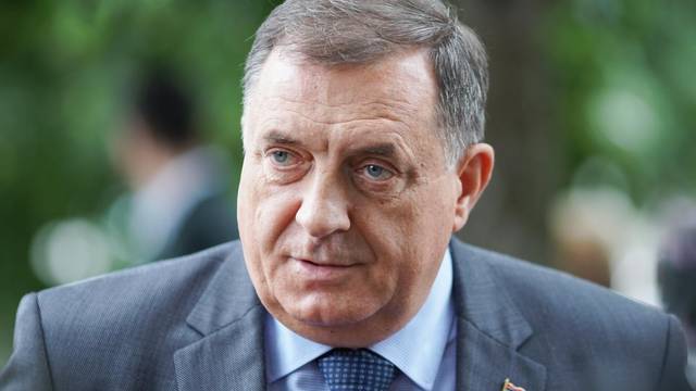 Banja Luka: Milorad Dodik s maskom na licu glasovao na parlamentarnim izborima