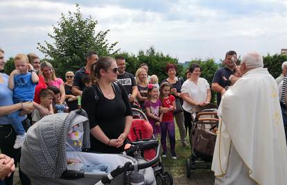 Svećenik u Zaboku blagoslovio je sva dječja kolica i bicikle