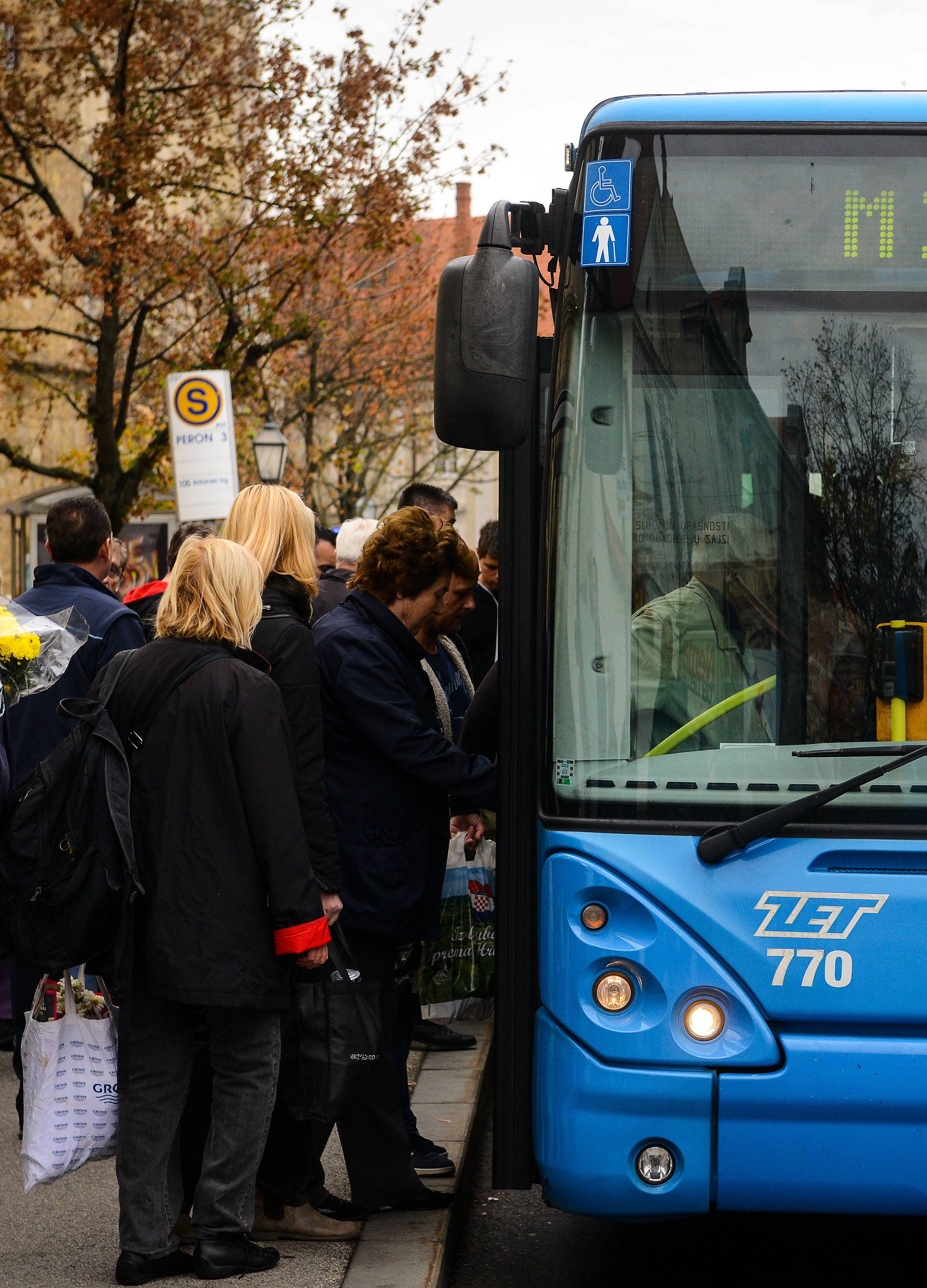 Zagreb: GraÄani na Kaptou ZET-ovim autobusima idu prema Mirogoju