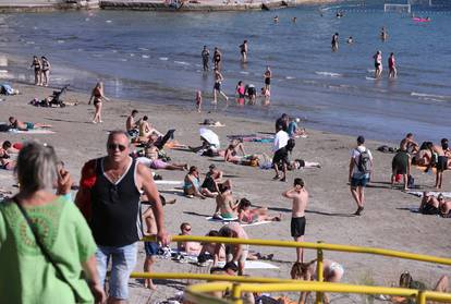 Ma kakva jesen?! Drugi je dan listopada, a plaže u Dubrovniku i Splitu nakrcane su kupačima