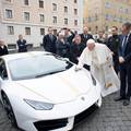 Papamobil je out: Franjo dobio Lamborghini koji juri 300 km/h