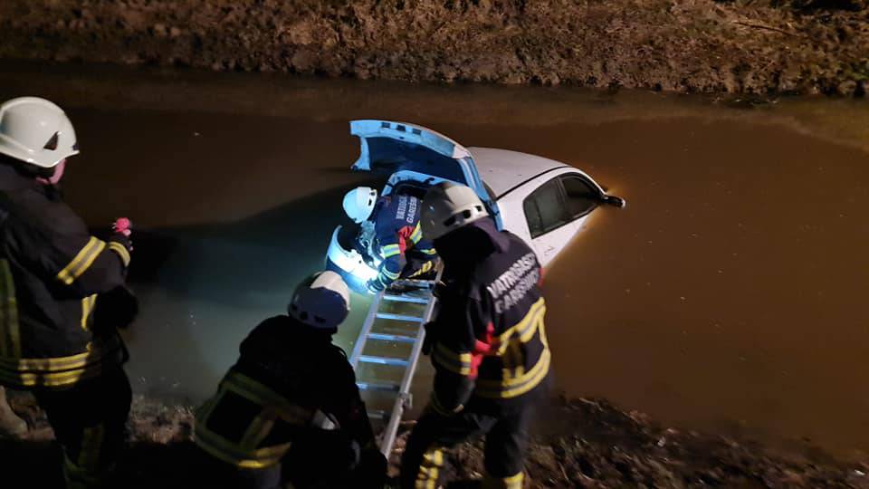 Autom sletio u potok, izvlačilo ga pet vatrogasaca