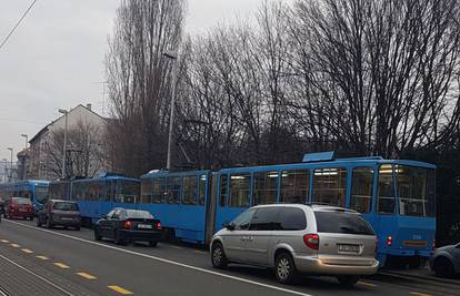 Kaos u Zagrebu: Sudar auta i tramvaja, nastale velike gužve