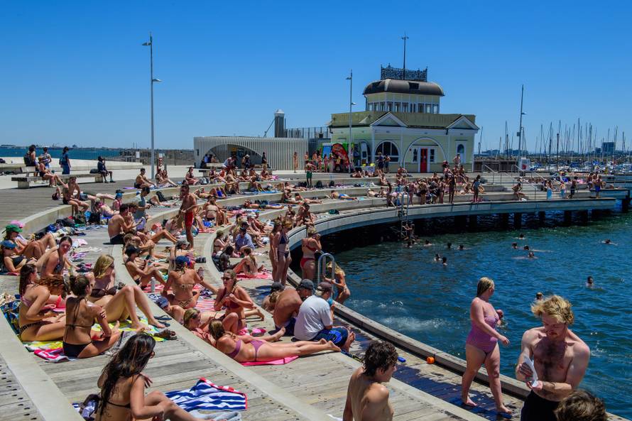 Melbourne heatwave drives people to beaches as temperatures soar past 40°C - 07 Jan 2026