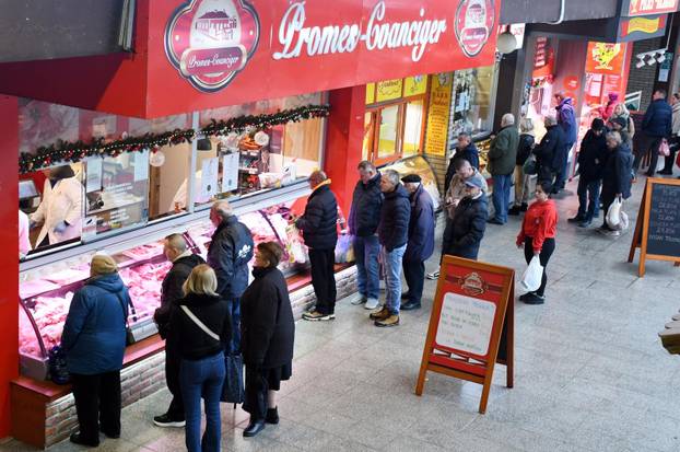 Bogata ponuda na gradskoj tržnici u Sisku