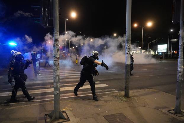 Policija i vojska suzavcima rastjerala okupljene prosvjednike u Novom Beogradu