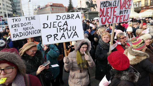Zagreb: OdrÅ¾ana prosvjedna povorka "Za sigurne Å¡kole" od HNK do Trgba bana JelaÄiÄa
