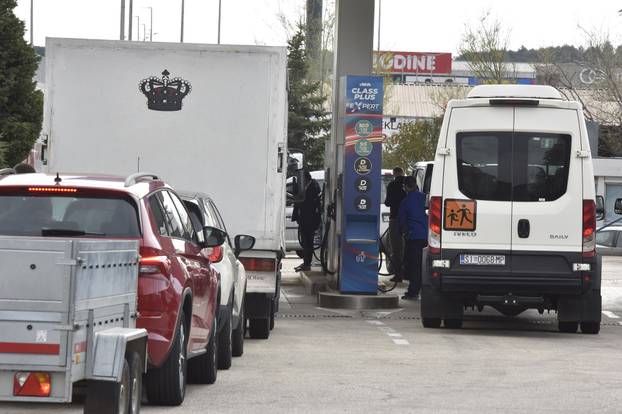 Šibenik: Gužve na benzinskim postajama zbog najavljenog poskupljenja