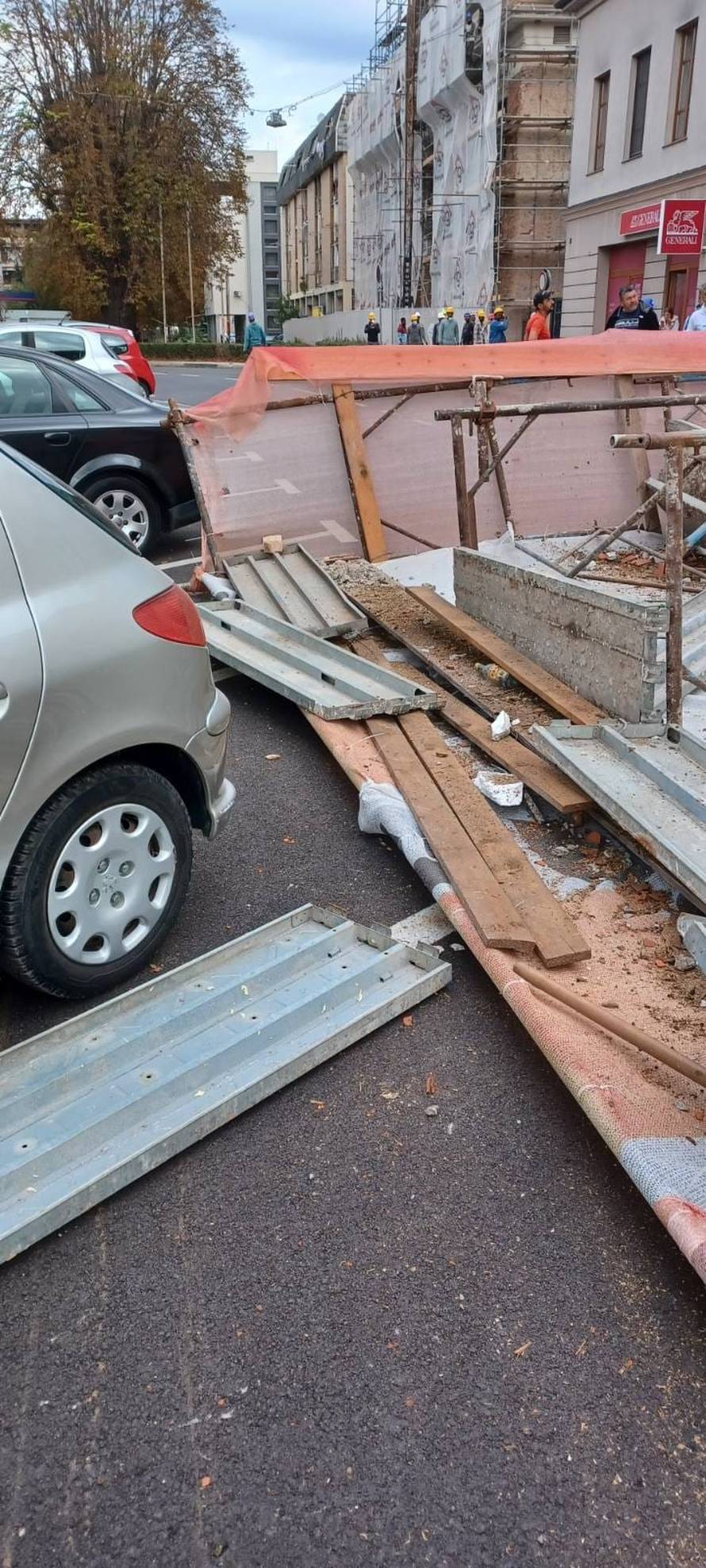 FOTO Građevinska skela srušila se sa zgrade u obnovi u Sisku