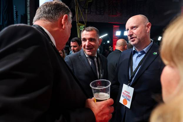 Zagreb: Slavlje u izbornom stožeru Zorana Milanovića nakon rezultata prvih izlaznih anketa