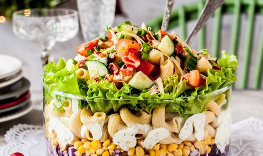 Efektna slojevita božićna salata