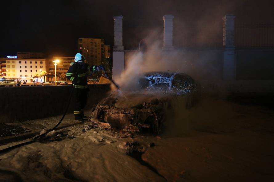 Buktinja kod zadarskih zidina: U noći izgorio luksuzni BMW