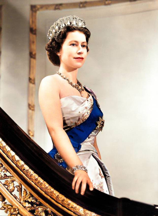 Elisabeth II. auf Treppe / Foto
