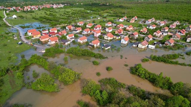 Pogled iz zraka na poplavljeni Gračac