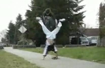 SAD: Skateboardom vješto skočio prijatelju kroz noge