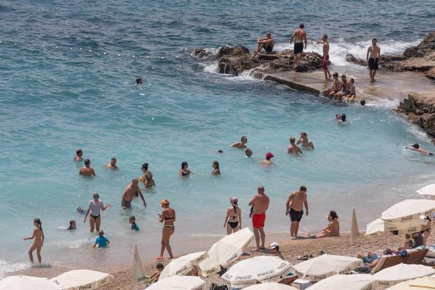Dubrovnik:  Prepune dubrovačke plaže i gužva unutar zidina