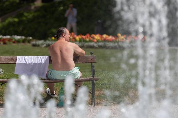 Gradska svakodnevica u centru grada na prvi dan ljeta