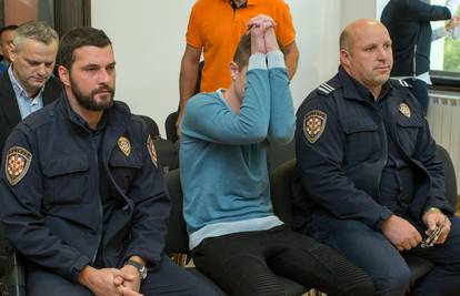 Pijan odvezao djevojku u smrt: Na sudu u Osijeku skrivao lice