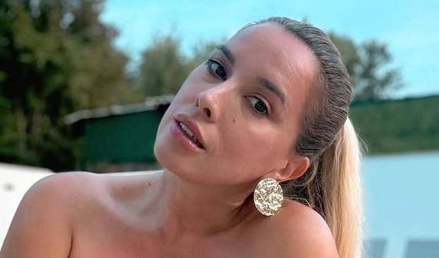 FOTO Iza naših poznatih dama još je jedna golišava godina: Prisjetimo se najvrelijih izdanja