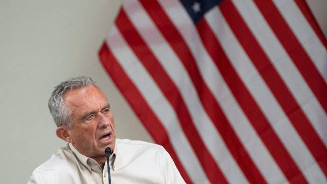 FILE PHOTO: Independent presidential candidate Robert F. Kennedy Jr. visits the U.S.-Mexico border