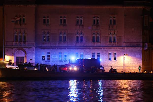 Trogir: Autom se zabio u parkirana vozila i poginuo