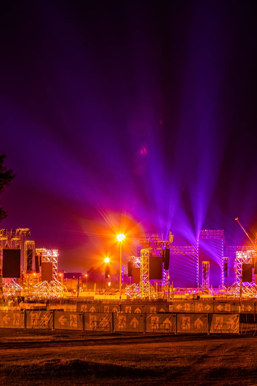 Zagreb: Spektakularna svjetlosna proba na Hipodromu uoči Thompsonovog koncerta