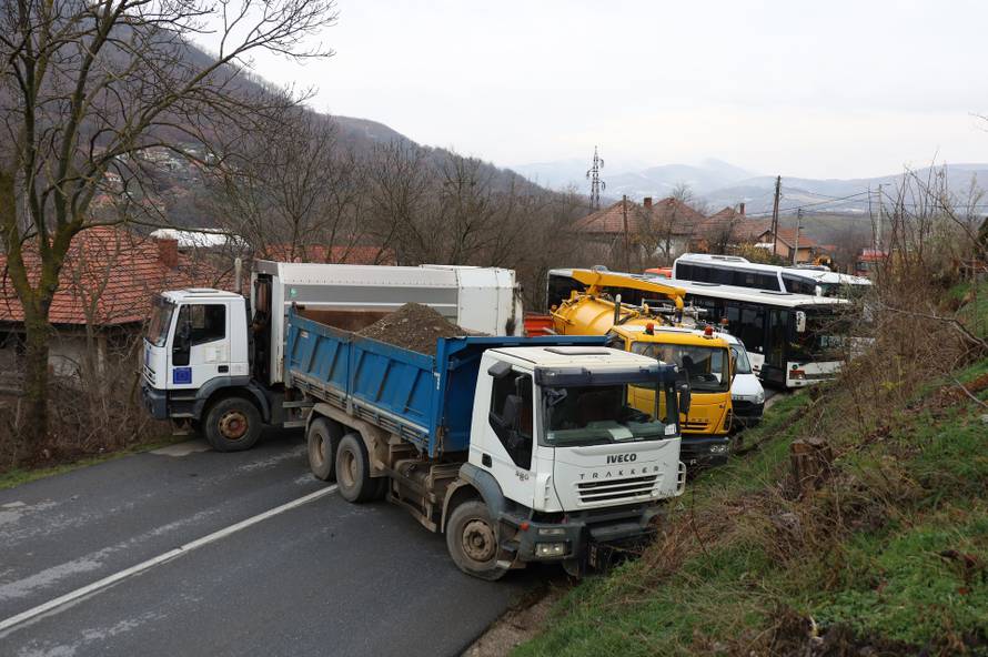 Kosovo: Etnički Srbi u selu Rudare kamionima blokirali cestu 