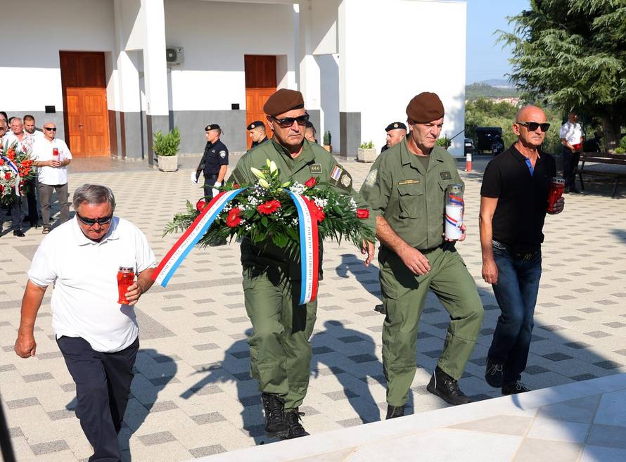 Šibenik: Položeni vijenci i zapaljene svije?e povodom obljetnice Oluje
