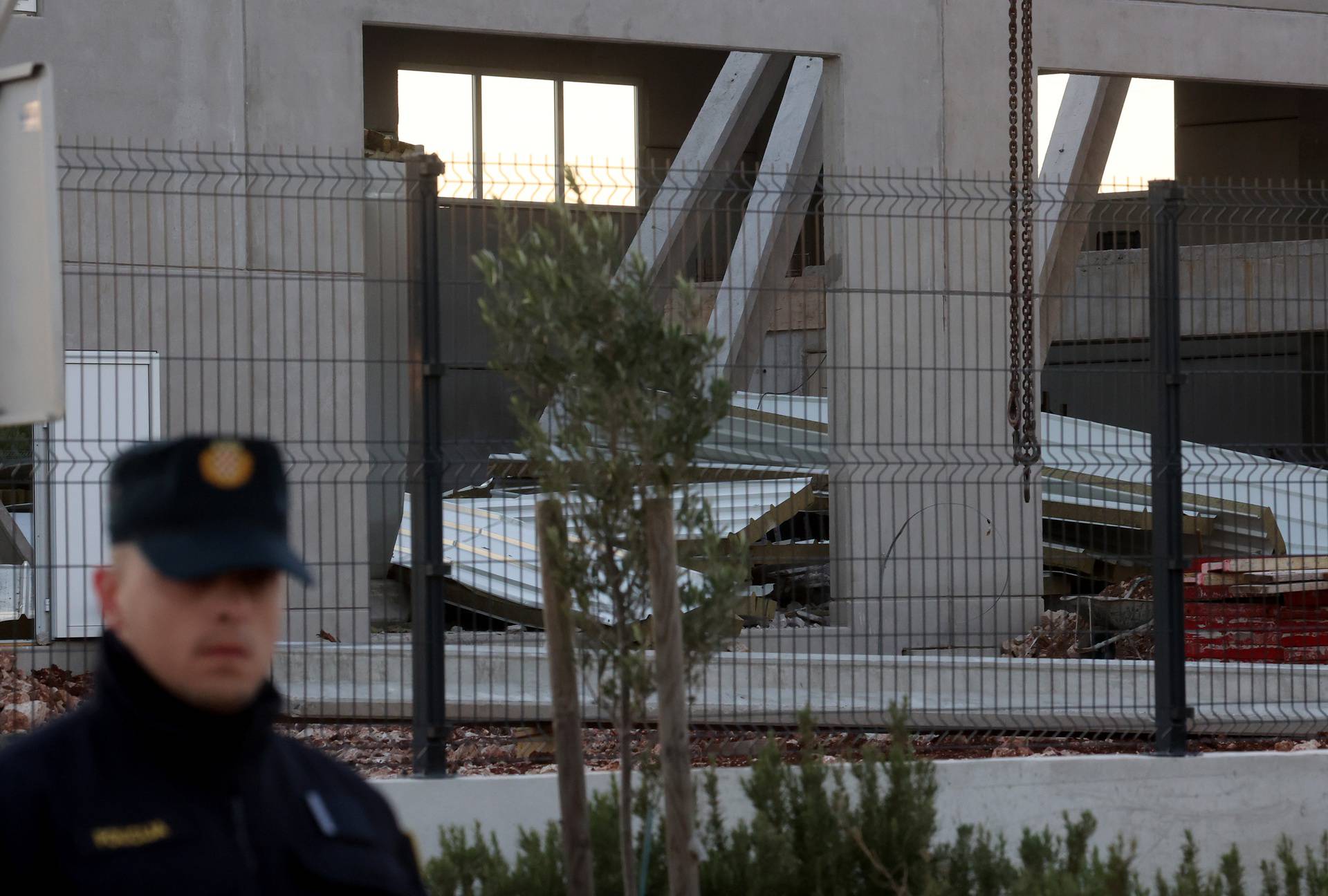 Šibenik: U Industrijskoj zoni Podi urušio se krov hale, jedna osoba poginula