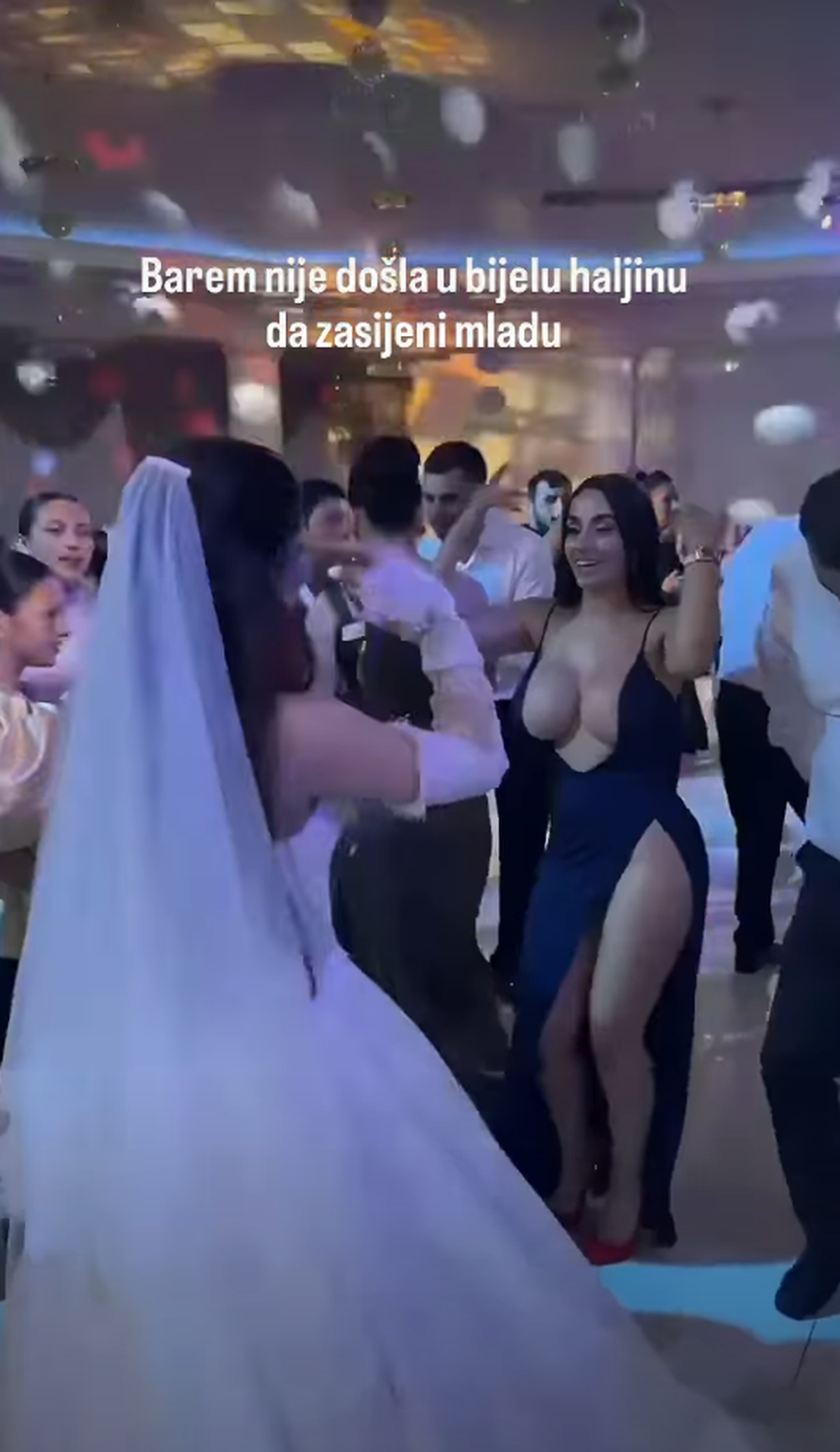 VIDEO Svi pričaju o haljini gošće na balkanskom vjenčanju: 'Bar nije u bijelom da zasjeni mladu'