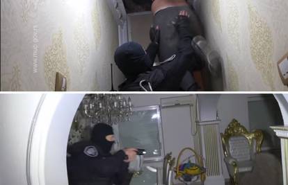 VIDEO Policija u Srbiji upala u kuću punu zlatnog namještaja, sumnjivca su skinuli s tavana
