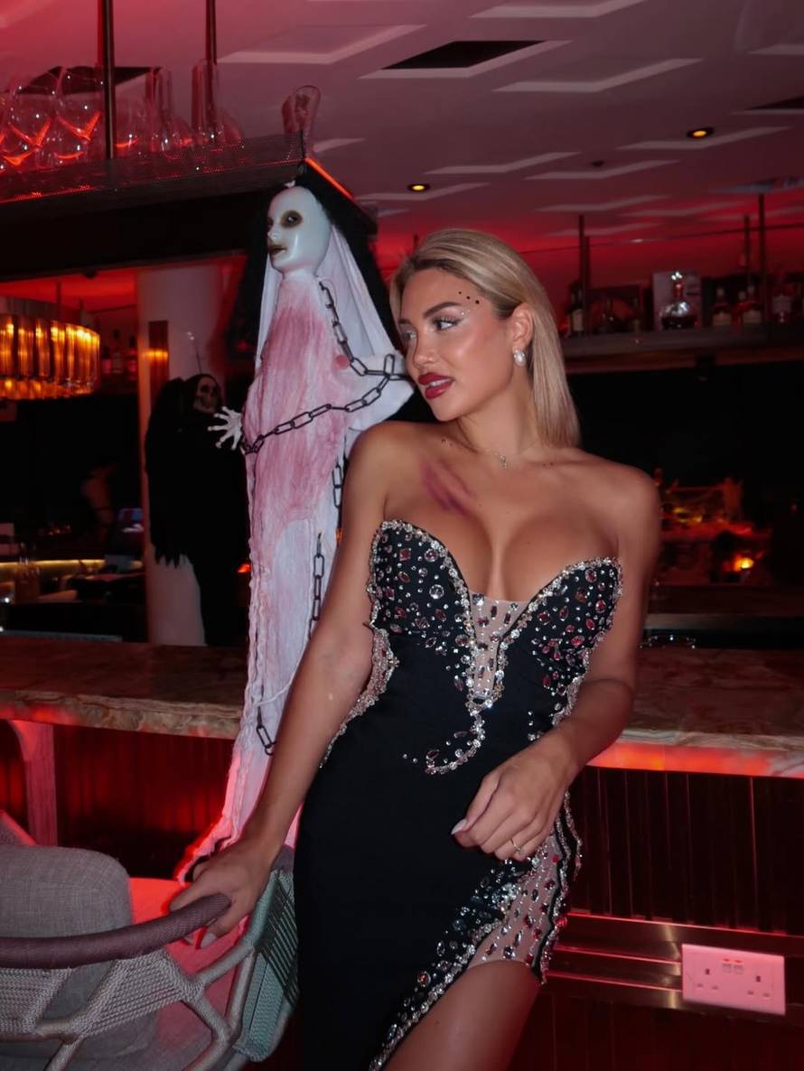 Lara (25) uvezla Bentley, carina tvrdi da je ukraden. Ona kaže: Nije istina, imam sve papire!