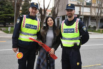 Dan žena i u prometu: Šibenski policajci davali ruže vozačicama