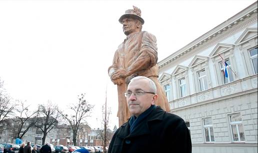 Bjelovar: Kip Drvosječa visok tri metra i težak tonu i pol  