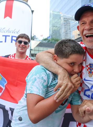 SP 2026 Toronto: Ispred Hotela Delta zajedni&ccaron;ko fotografiranje odradili su hrvatski i portugalski navija&ccaron;i