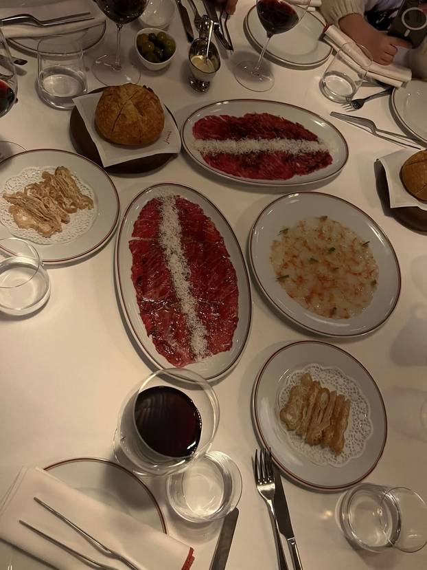 FOTO Skijanje, fina hrana i jako kratka haljinica: Evo kako se Severina provodi u Austriji