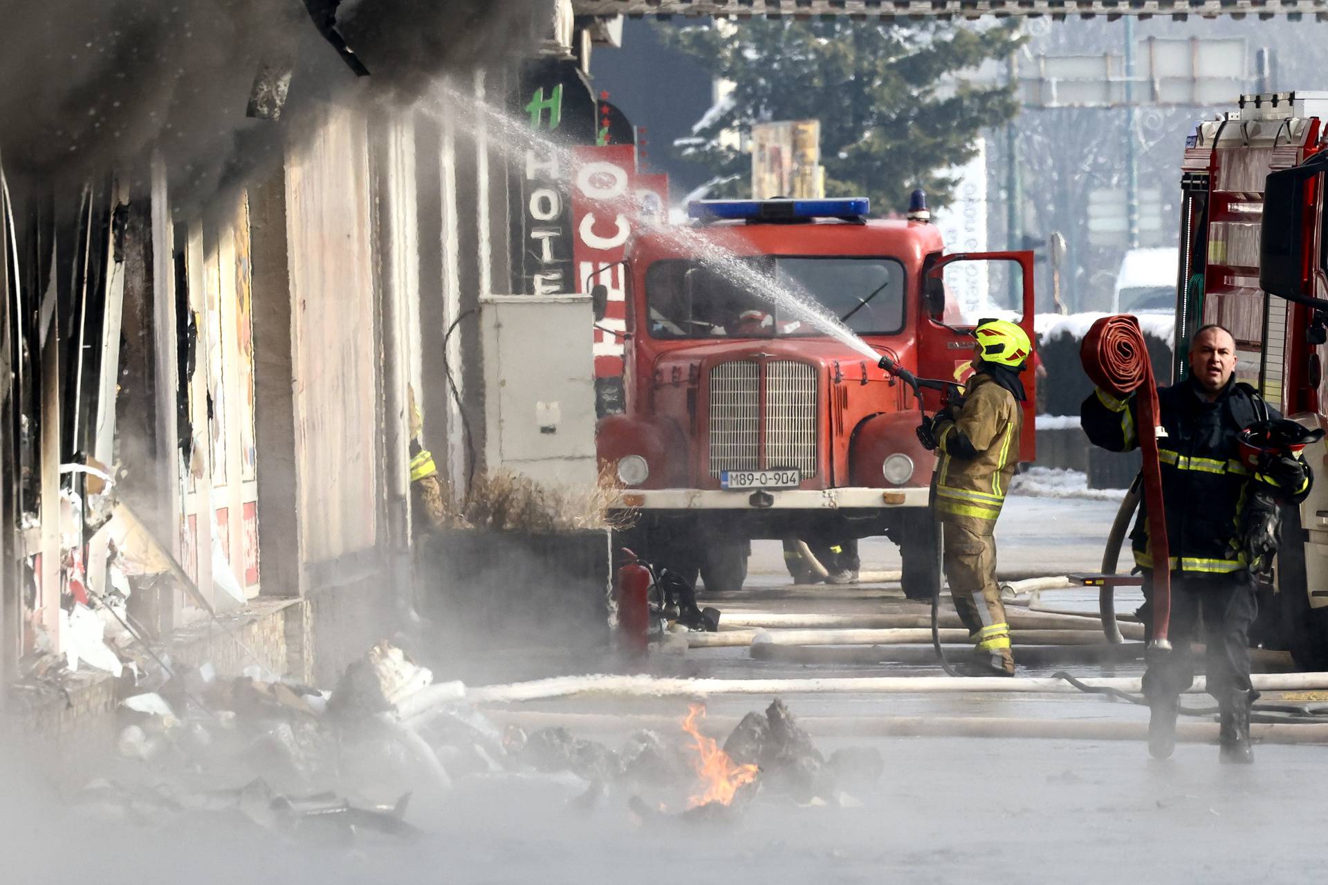 Sarajevo: Vatrogasci se bore s velikim požarom koji je buknuo na tržnici Heco