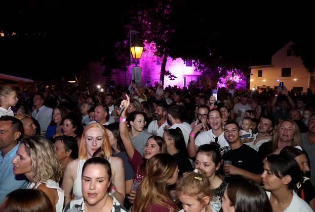 Zadvarje: Petar Grašo i Domenica nastupili na Zadvarskoj noći