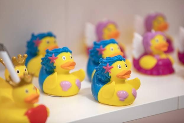 U Puli otvorena trgovina samo s gumenim patkicama