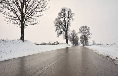Zbog hladnoće moguće poledice na cestama. HAK upozorava: Ne idite na put bez zimske opreme