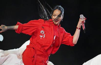 Rihanna je nastupila nakon pet godina, a evo koliko su je platili za 13 minuta na Super Bowlu