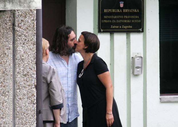FOTO Suze, poljupci i - očaj na licu. Ovako su političari ulazili i odlazili iz zatvora u Remetincu
