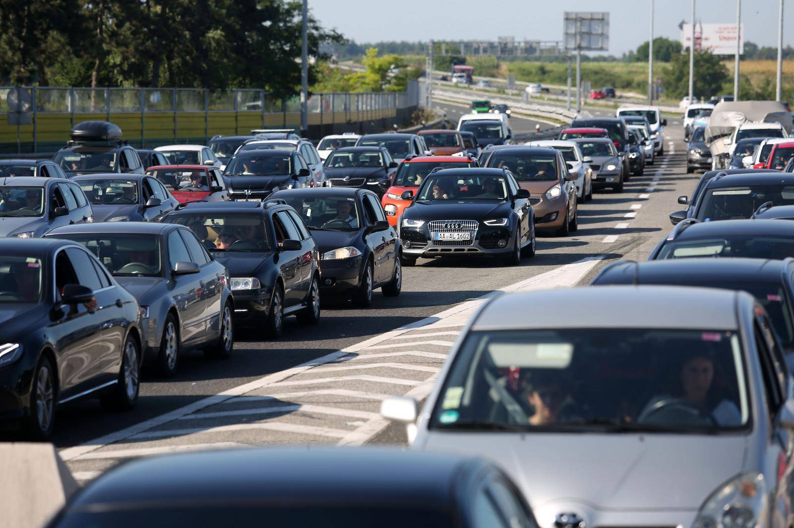 Kod Lučkog kolona duga četiri kilometra, gužve zbog sudara