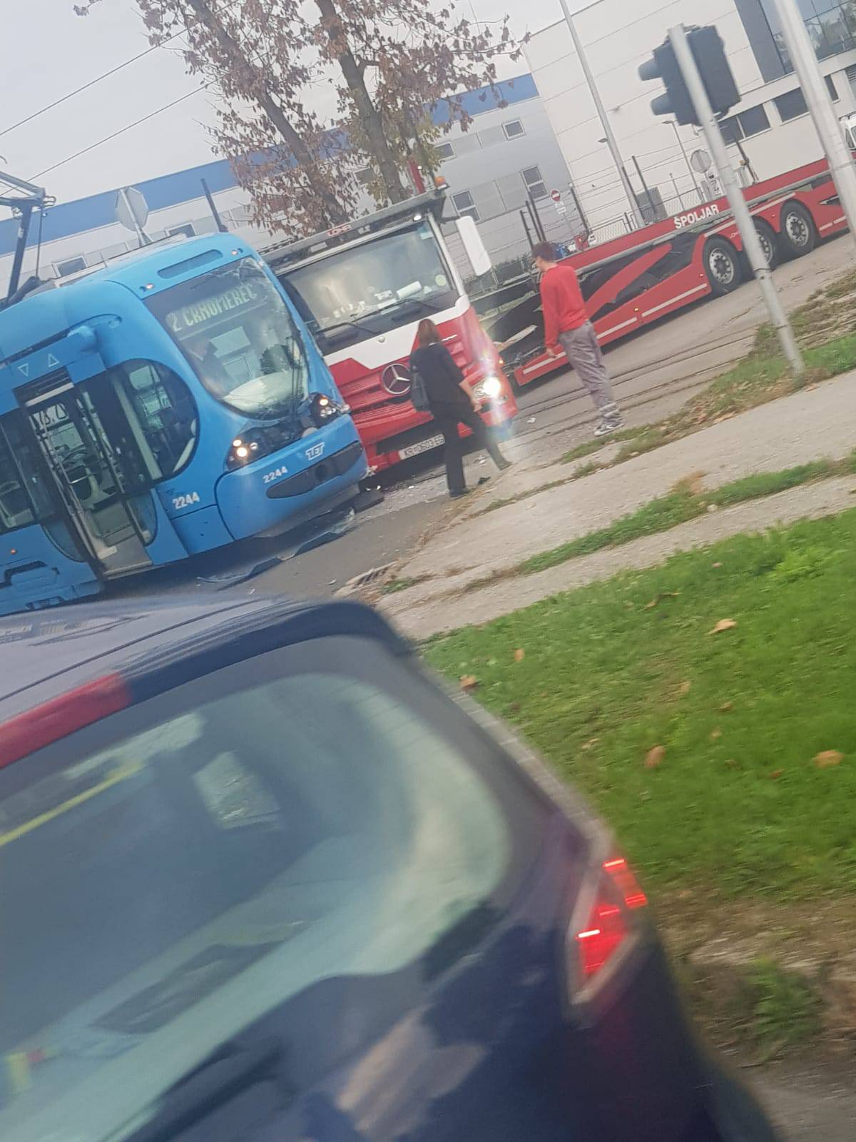 Izbacio ga iz tračnica: Kamion se zabio u tramvaj na Žitnjaku