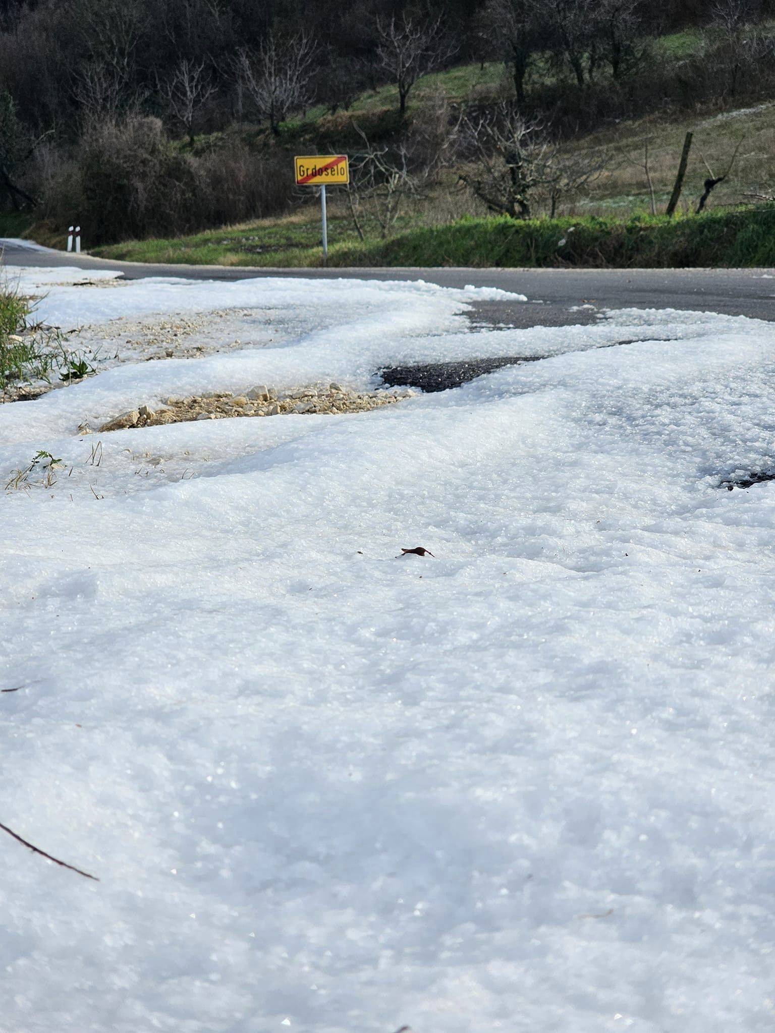 FOTO Ne, ovo nije snijeg: Jaka tuča zatrpala ceste usred Istre